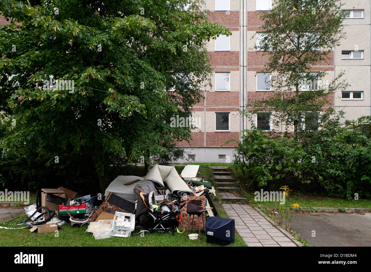 Sangerhausen, Allemagne, volumineux refuser est à gauche en face d'une plaque de support Banque D'Images