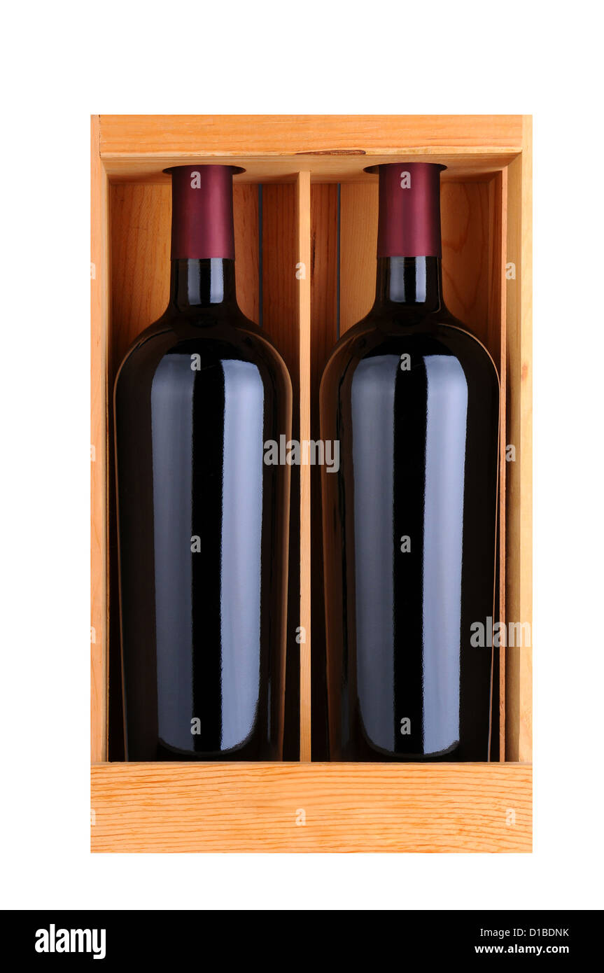 Deux bouteilles de vin rouge dans un cadeau en bois, cas isolé sur blanc, format vertical. Banque D'Images