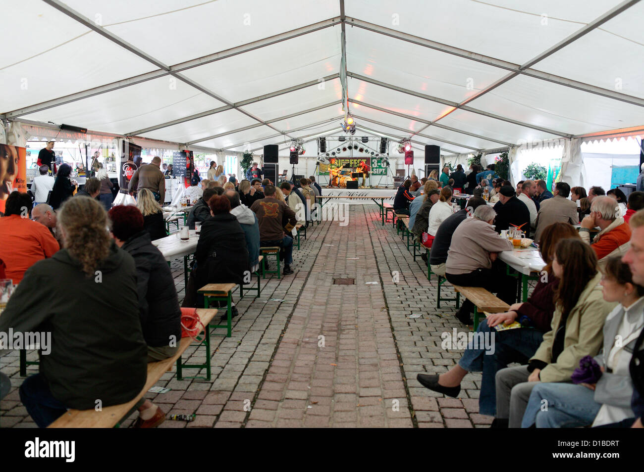 Suhl, Allemagne, un festival de la bière vous asseoir dans la tente Banque D'Images