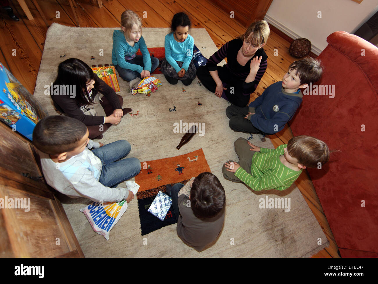 Berlin, Allemagne, sur les enfants à une fête d'anniversaire la bouteille Banque D'Images