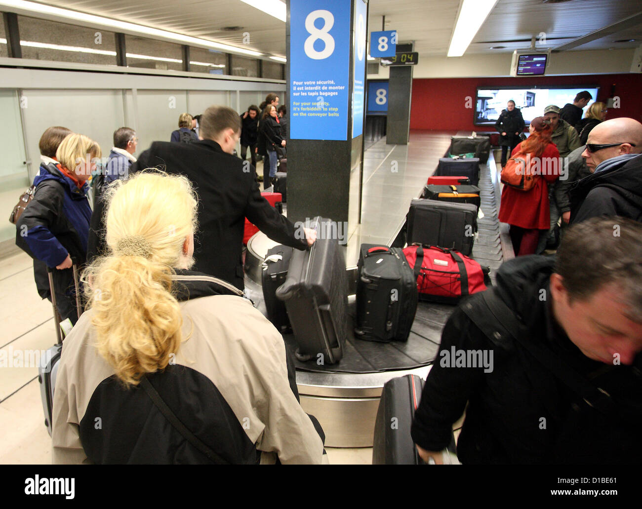Paris, France, les voyageurs attendent leurs bagages au terminal de l' aéroport d'Orly Photo Stock - Alamy