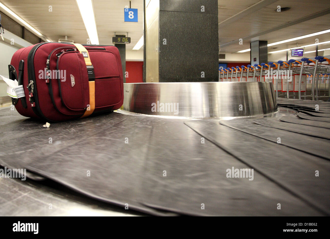 Paris, France, la valise sur une courroie de convoyeur dans le terminal de  l'aéroport d'Orly Photo Stock - Alamy