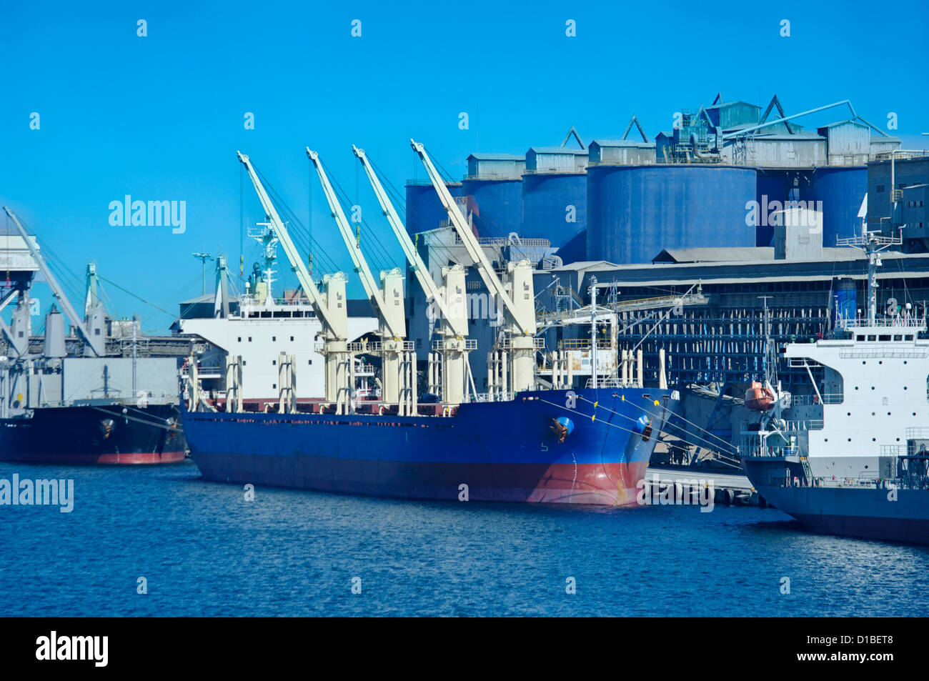 Navire sous chargement en port Donghae, Corée. Banque D'Images