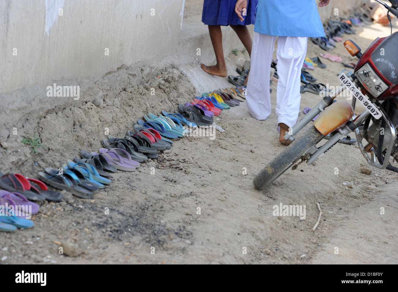 Les chaussures des étudiants sont en photo en face de l'école des filles dans Mundia près de Jaipur, Inde, 19 novembre 2012. L'école est pris en charge par l'association allemande de développement "ädchenschule Mundia" (école des filles Mundia), qui est basée à Monheim, Allemagne, et par l'agent de voyages Indiens Bahadur Singh Rajawat. Il est encore dans la phase de construction. Photo : Jens Kalaene Banque D'Images