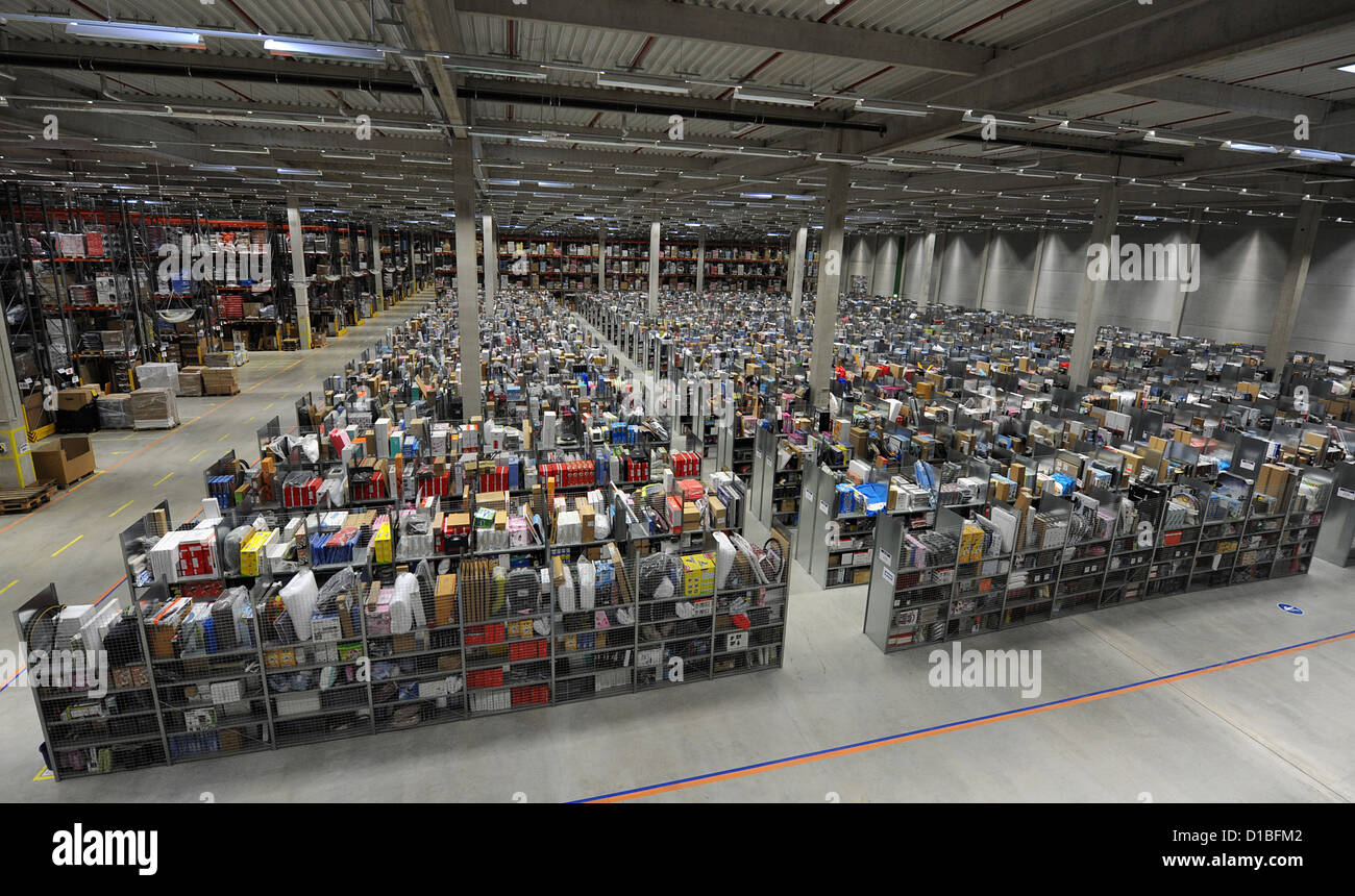 Un entrepôt est représentée dans le centre logistique d'Amazon à Pforzheim, Allemagne, 11 décembre 2012. Les ventes de Noël sont élevés sur Amazon. Le nouveau centre logistique à Pforzheim est également occupé. Photo : Jan-Philipp Strobel Banque D'Images
