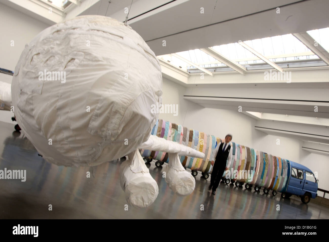 Les oeuvres d'art 'Compagnie aérienne internationale' (L) et 'inconscient collectif' de l'artiste chinois Yin Xiuzhen sont exposées à la Kunsthalle de Düsseldorf, Allemagne, le 13 décembre 2012. L'exposition est ouverte du 15 décembre 2012 jusqu'au 10 mars 2013. Photo : ROLAND WEIHRAUCH Banque D'Images