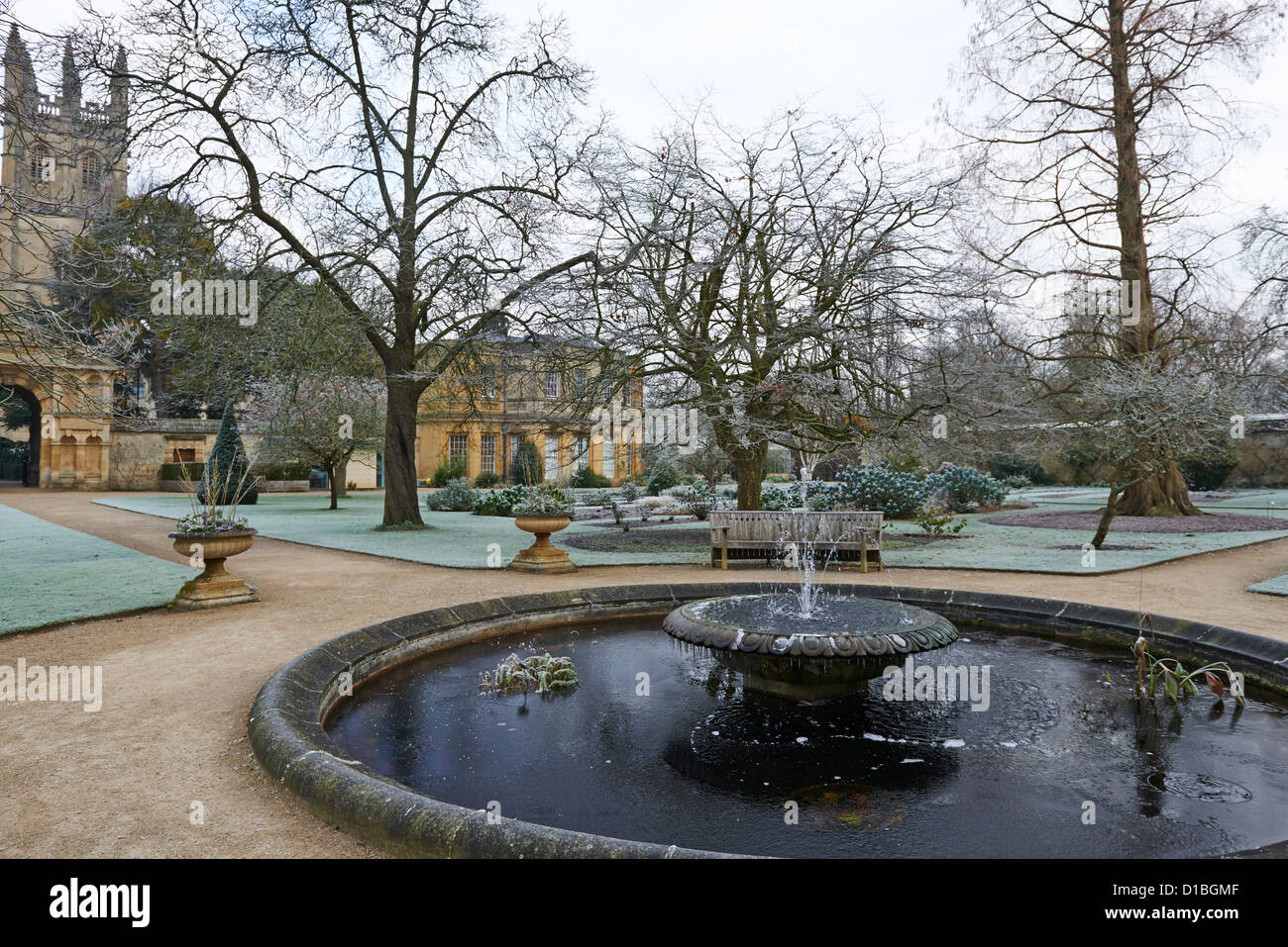 Le Jardin botanique d'Oxford en Grande-Bretagne, la plus ancienne, la tour de Magdalen College Oxford est à gauche UK Banque D'Images