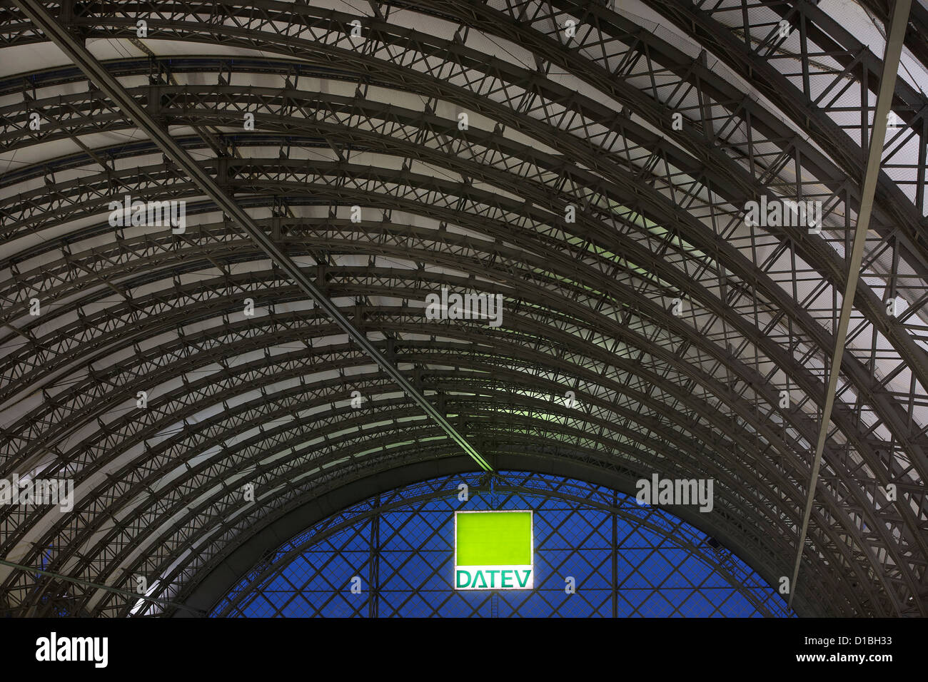 Hauptbahnhof Dresden, Dresde, Allemagne. Architecte : Foster  + Partners, 2006. Structure de toit charpente avec verre translucide fibr Banque D'Images