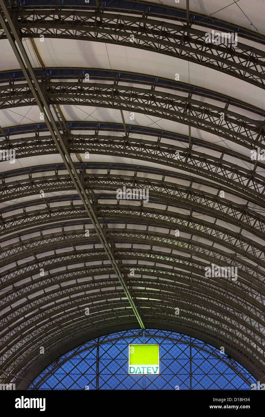Hauptbahnhof Dresden, Dresde, Allemagne. Architecte : Foster  + Partners, 2006. Structure de toit charpente avec verre translucide fibr Banque D'Images