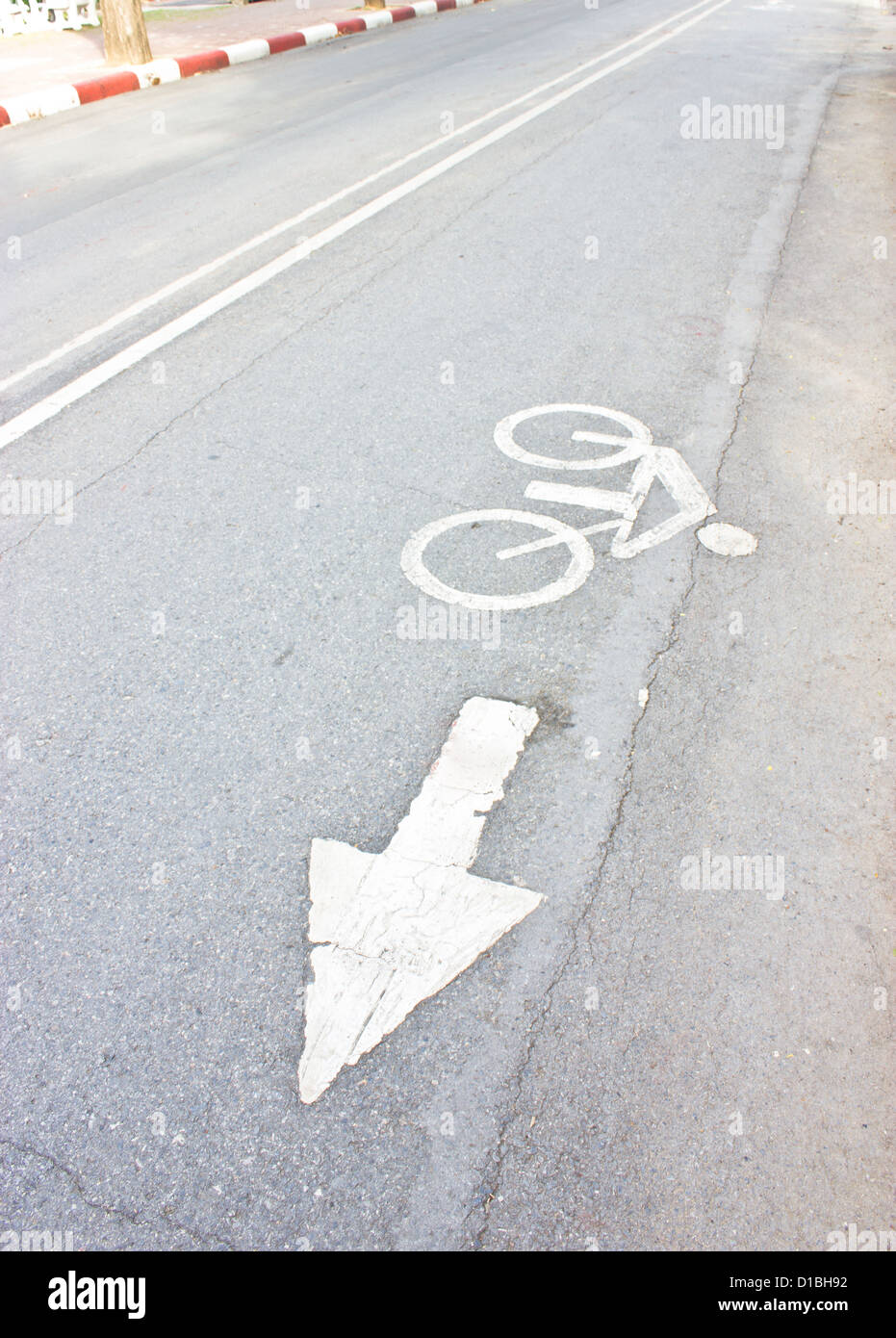 Vélo blanc panneau routier. Banque D'Images