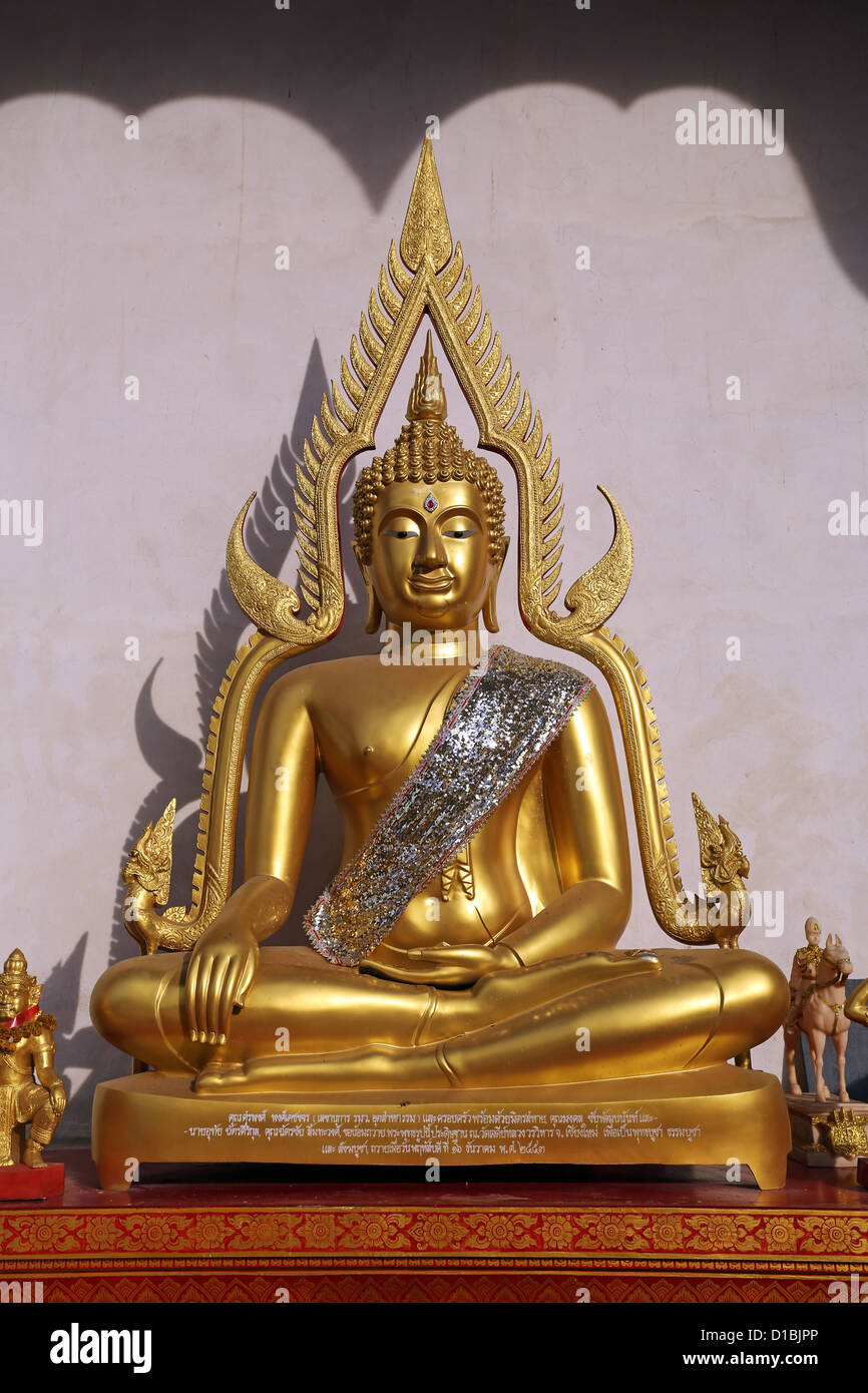 Statue du Bouddha d'or au Wat Chedi Luang temple, Chiang Mai, Thaïlande Banque D'Images