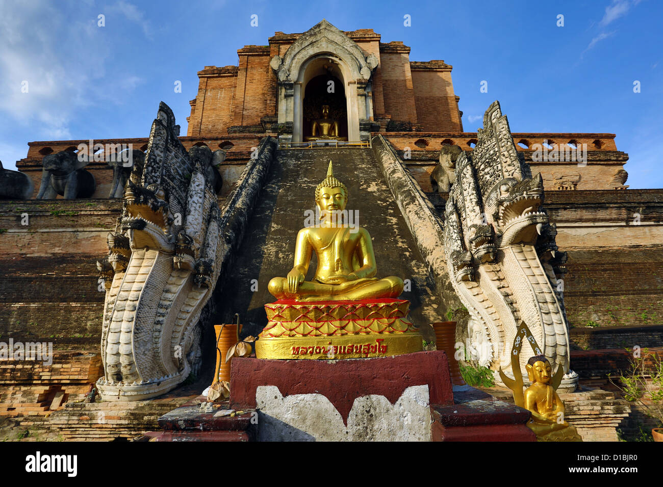 Statue du Bouddha d'or au Wat Chedi Luang temple, Chiang Mai, Thaïlande Banque D'Images