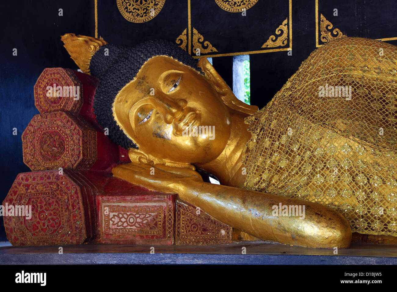 Statue du Bouddha d'or au Wat Chedi Luang temple, Chiang Mai, Thaïlande Banque D'Images