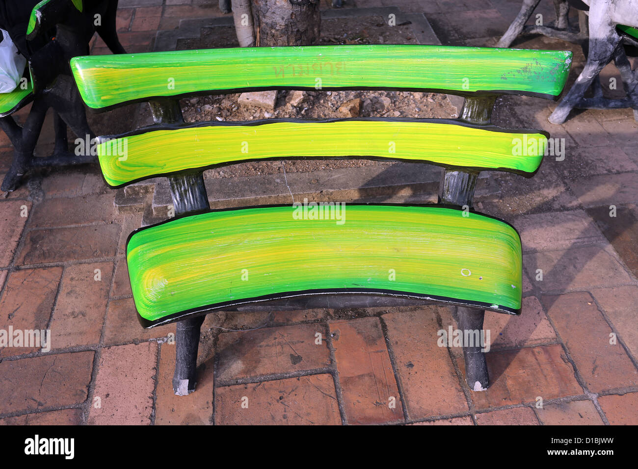 Banc vert au Wat Chedi Luang temple, Chiang Mai, Thaïlande Banque D'Images