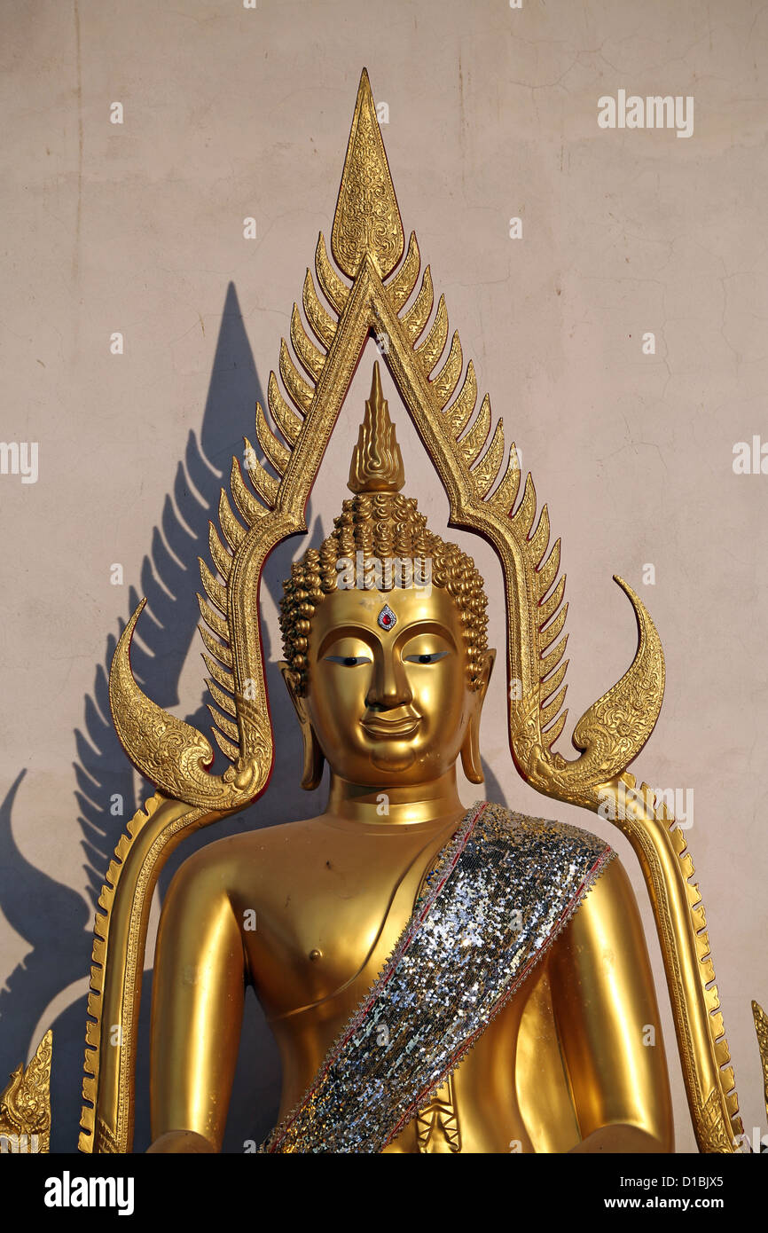 Statue du Bouddha d'or au Wat Chedi Luang temple, Chiang Mai, Thaïlande Banque D'Images
