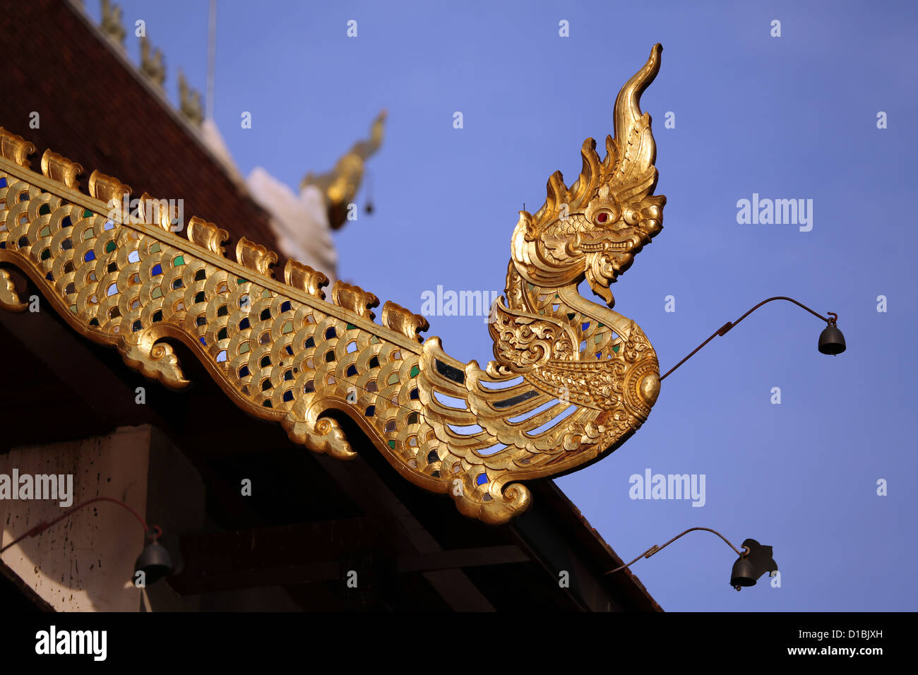 Toit or décorations au Wat Chedi Luang temple, Chiang Mai, Thaïlande Banque D'Images