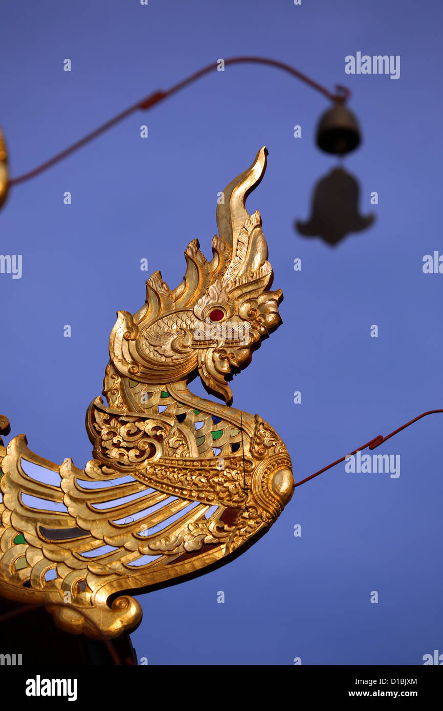 Toit or décorations au Wat Chedi Luang temple, Chiang Mai, Thaïlande Banque D'Images
