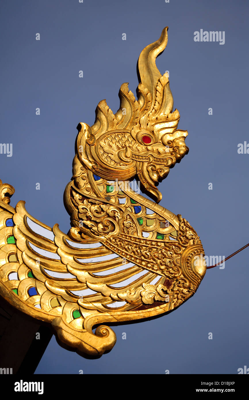 Toit or décorations au Wat Chedi Luang temple, Chiang Mai, Thaïlande Banque D'Images