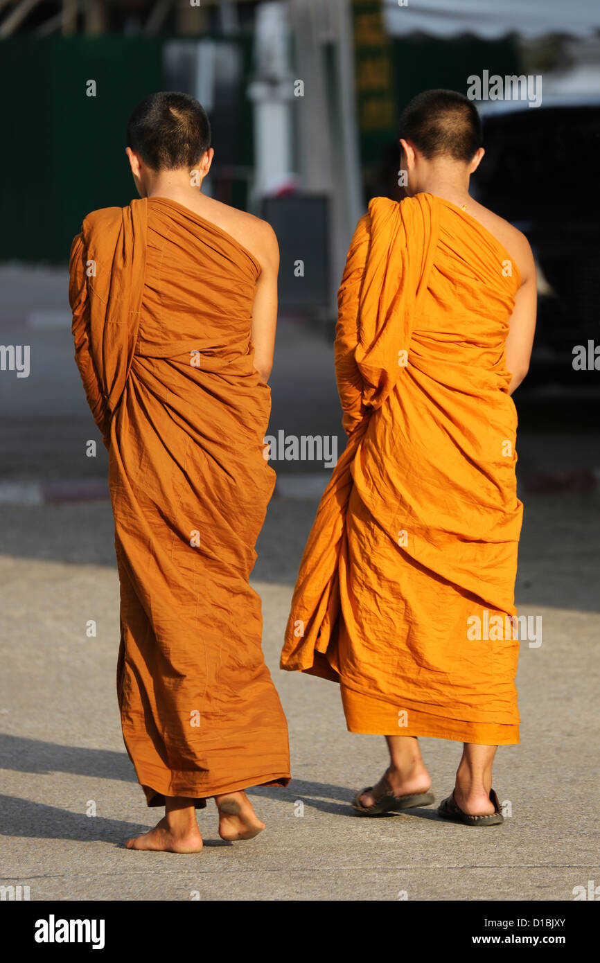 Les moines bouddhistes au Wat Chedi Luang temple, Chiang Mai, Thaïlande Banque D'Images