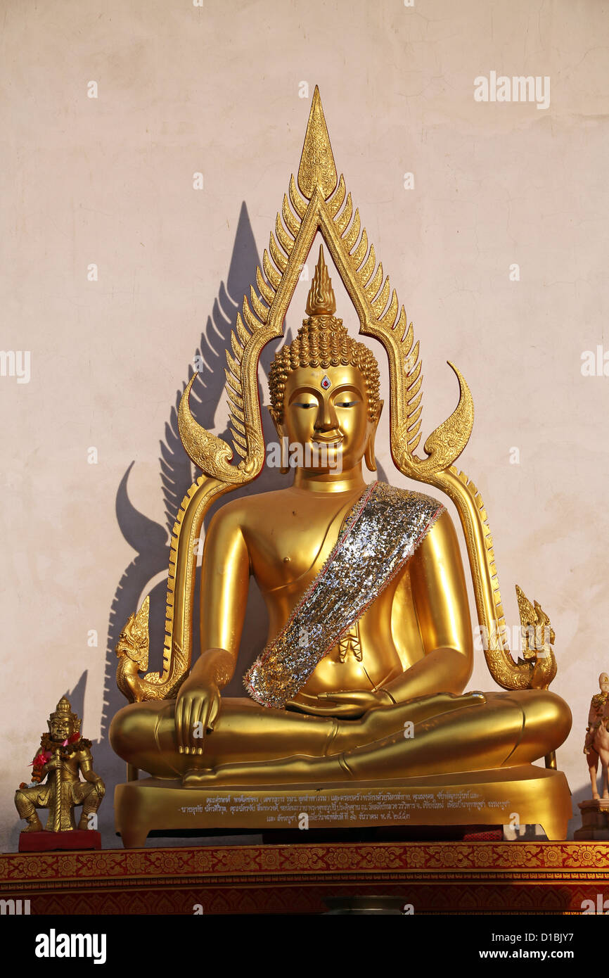 Statue du Bouddha d'or au Wat Chedi Luang temple, Chiang Mai, Thaïlande Banque D'Images