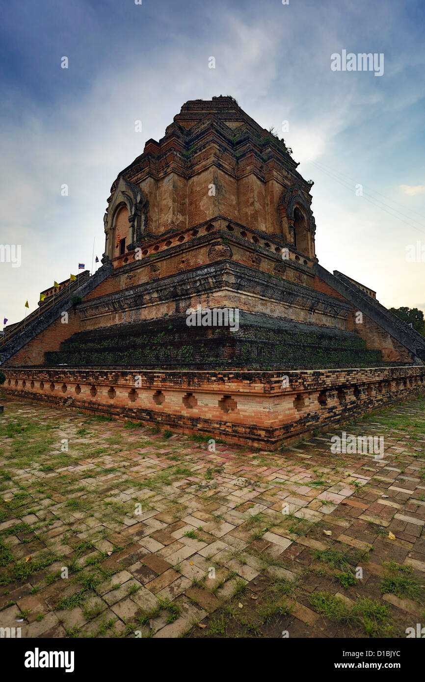 Le Stupa au Wat Chedi Luang temple, Chiang Mai, Thaïlande Banque D'Images