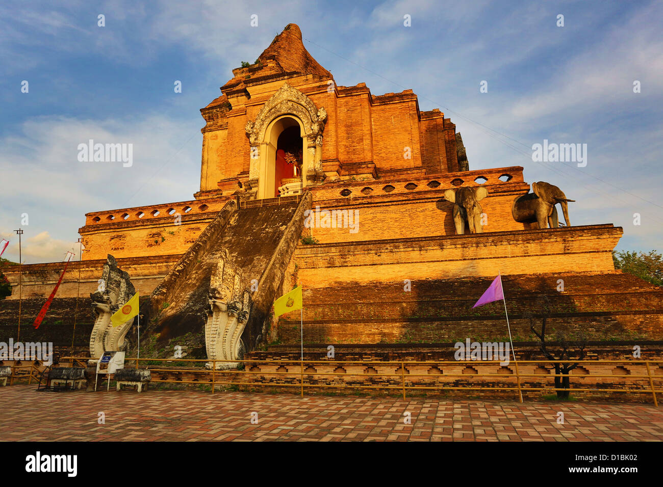 Le Stupa au Wat Chedi Luang temple, Chiang Mai, Thaïlande Banque D'Images