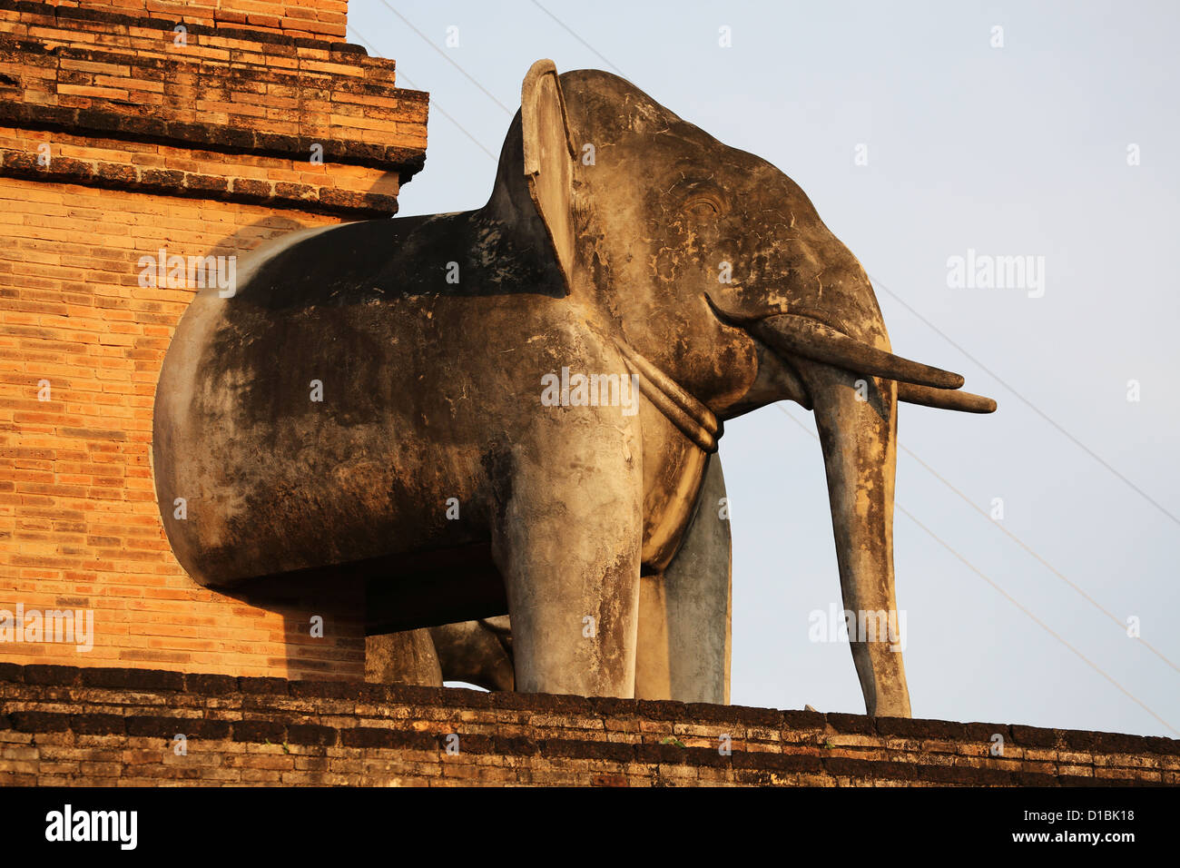 Des statues d'éléphants sur le stupa au Wat Chedi Luang temple, Chiang Mai, Thaïlande Banque D'Images