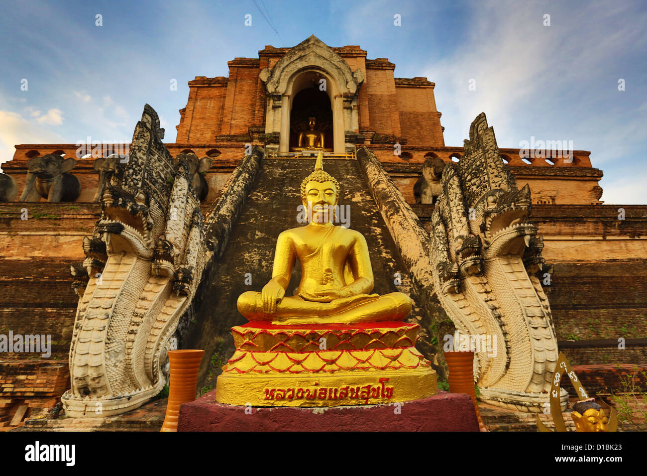 Statue du Bouddha d'or au Wat Chedi Luang temple, Chiang Mai, Thaïlande Banque D'Images