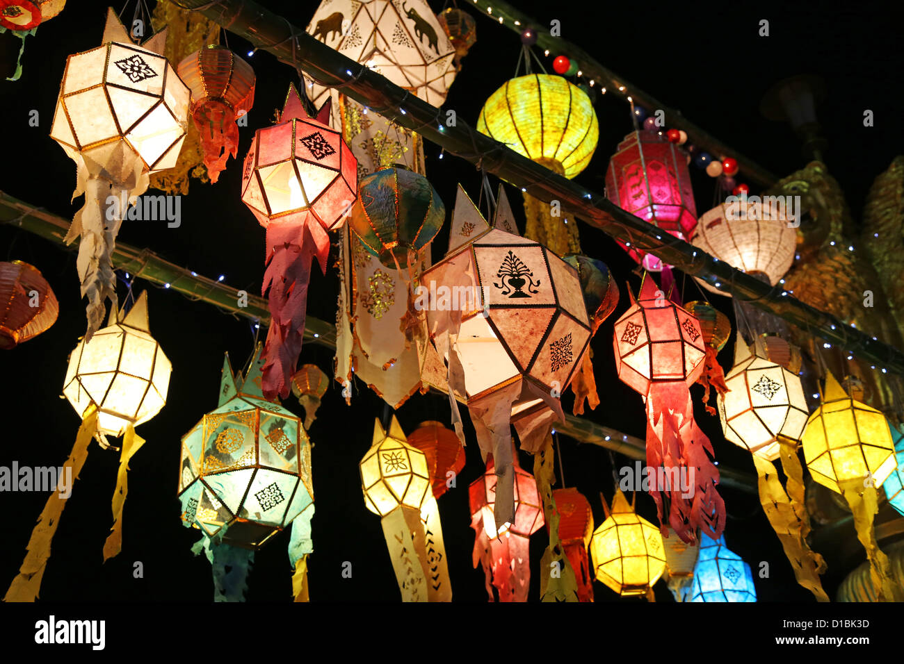 Lanternes Thai dans la nuit la lumière de la rue, Chiang Mai, Thaïlande Banque D'Images