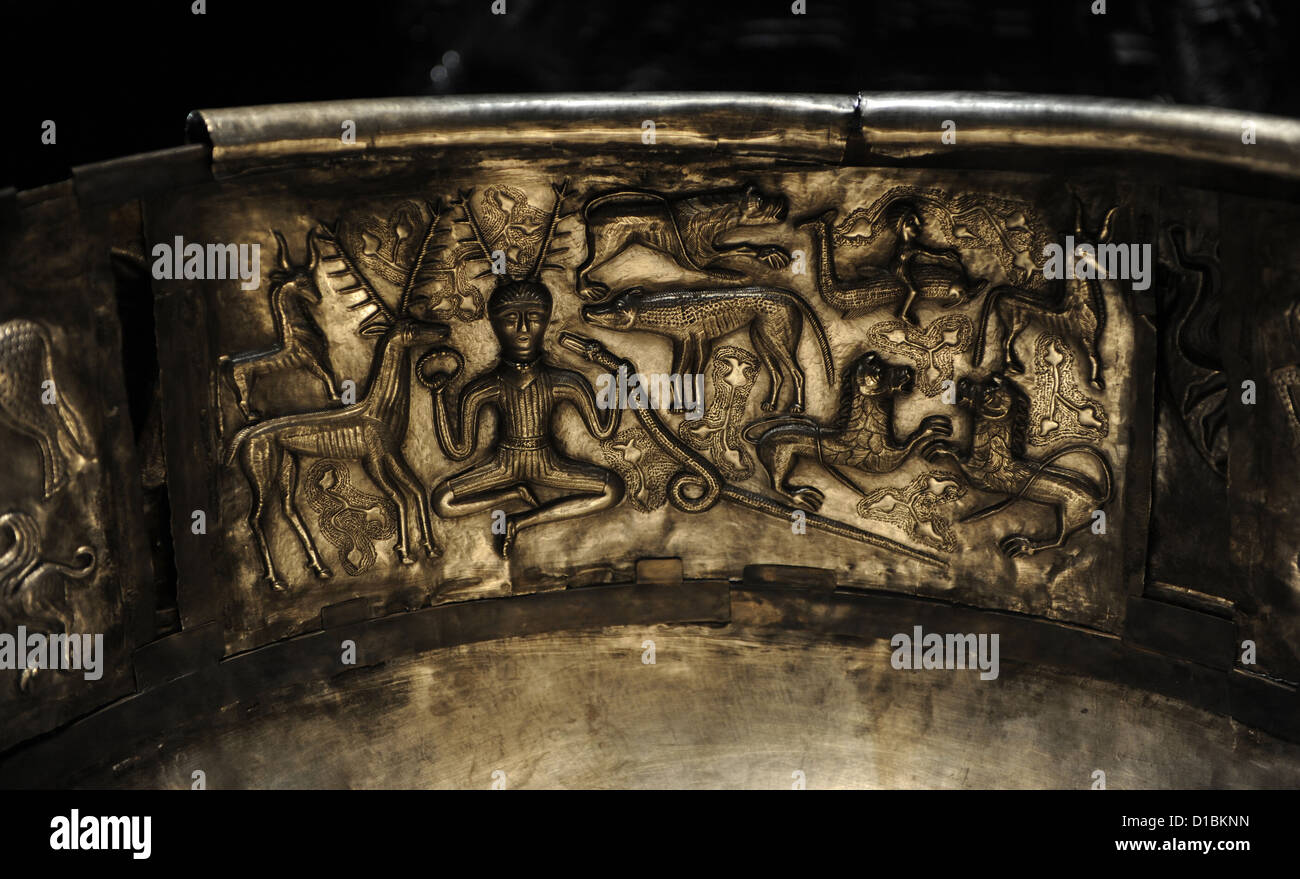 Le chaudron de Gundestrup. Navire d'argent. 200 av. J.-C. et 300 de notre ère. Homme Cornu figure assis généralement identifiés comme le dieu Cernunnos. Banque D'Images