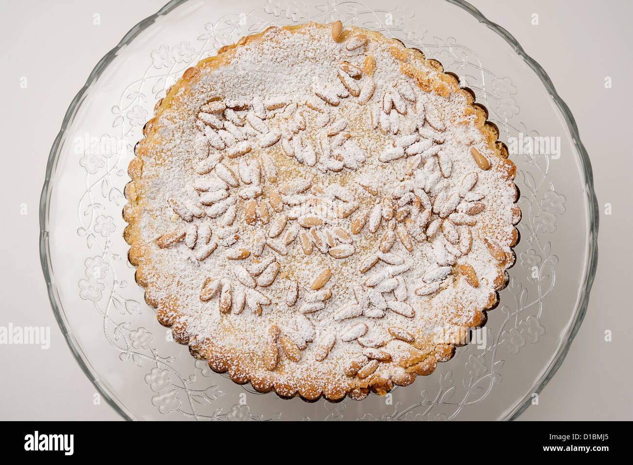 La Torta della Nonna. (Grand-mère) Gâteau Gâteau typiquement italien fait avec de la crème anglaise et saupoudrée de noix de pin. Banque D'Images