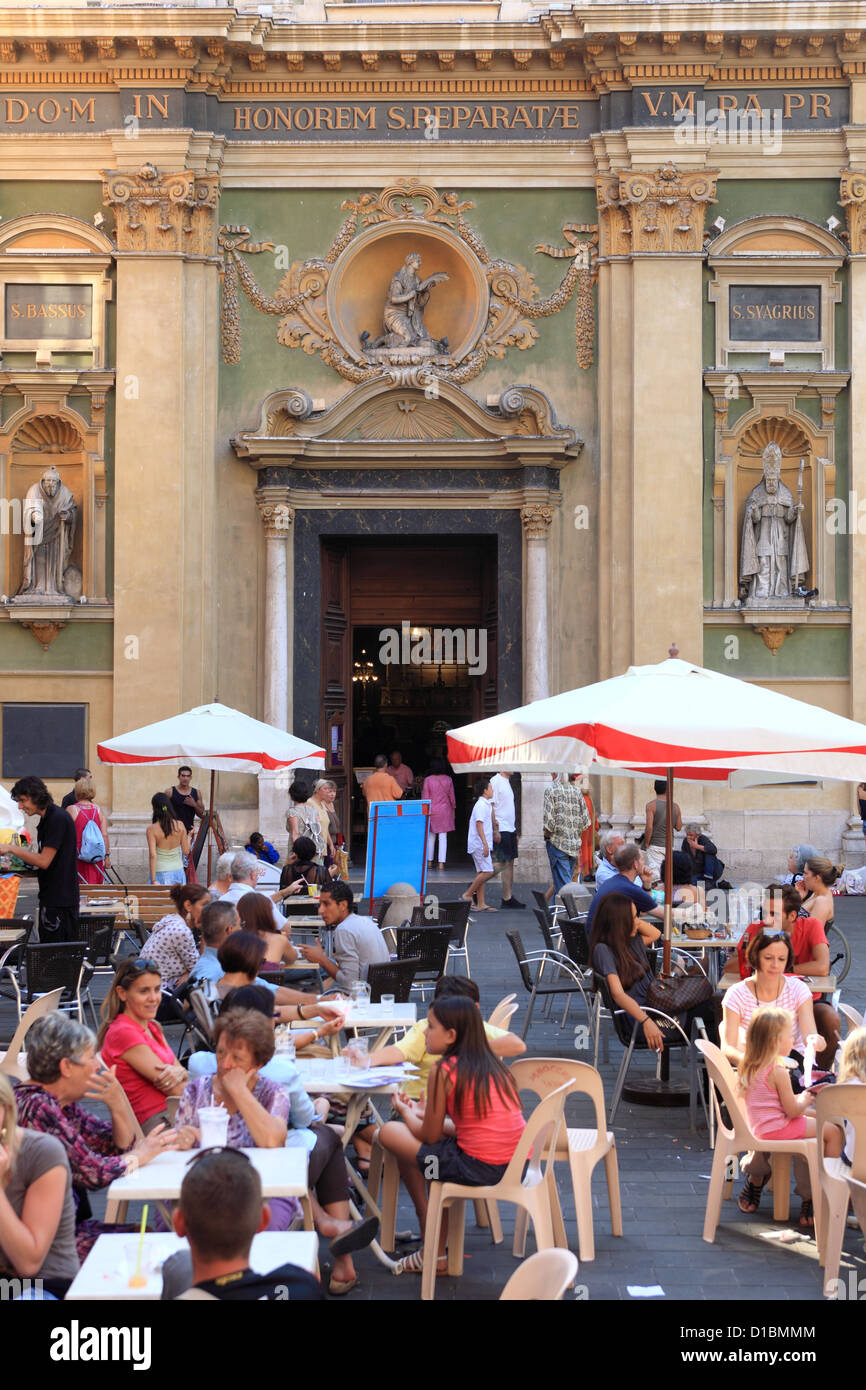 Scène de rue à la Place Rossetti dans la vieille ville de Nice Banque D'Images