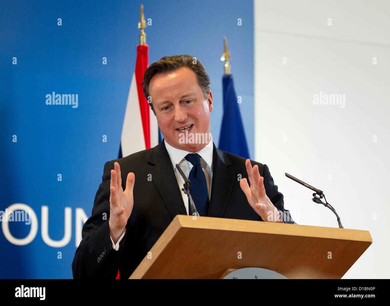 Le premier ministre David Cameron sur la photo s'exprimant après la réunion du Conseil européen des chefs d'État et de gouvernement Banque D'Images