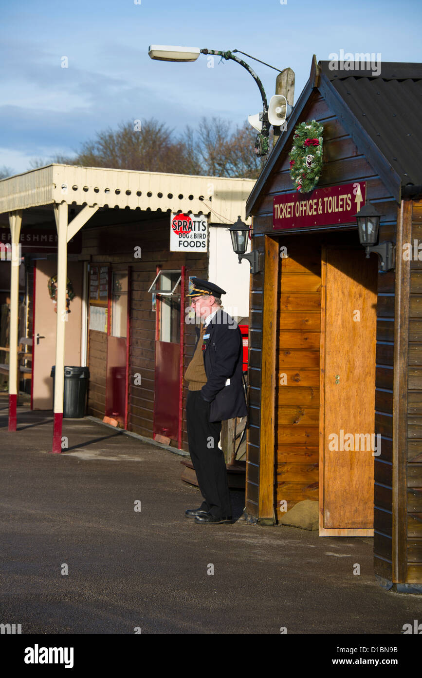 Le pic du Père Noël ferroviaire train à vapeur spécial allant de Rowsley à Matlock dans le Derbyshire Peak District Banque D'Images