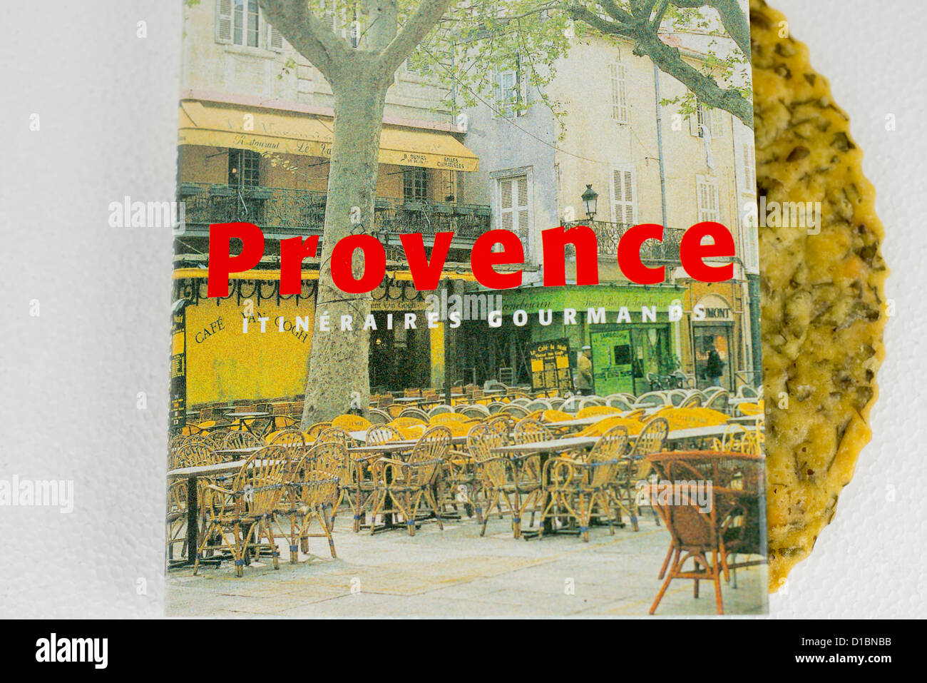 Un guide à l'aliment de la Provence avec un gâteau de socca derrière Banque D'Images
