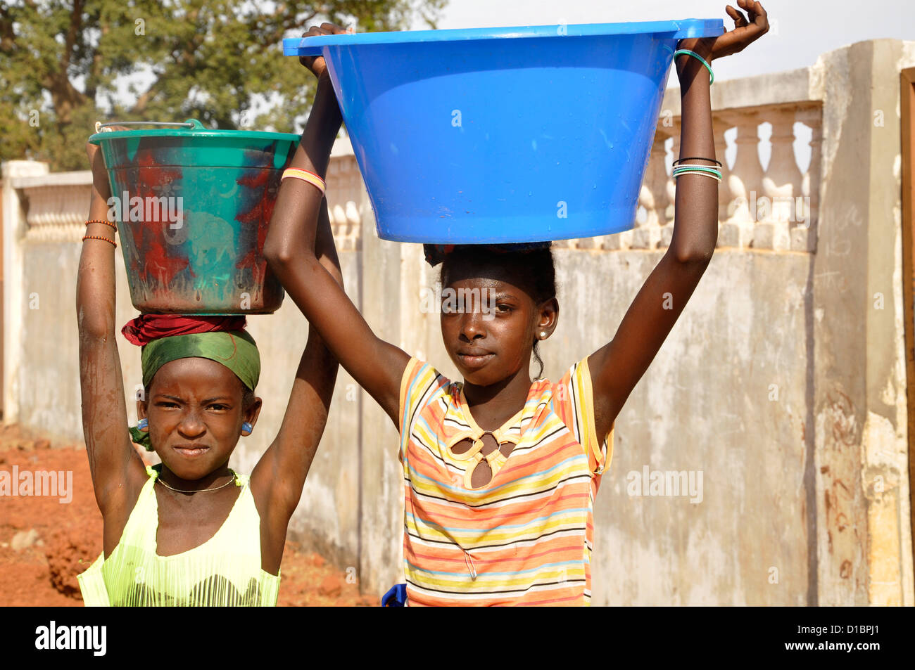Les conteneurs pour le transport de l'eau famille en Gambie Banque D'Images