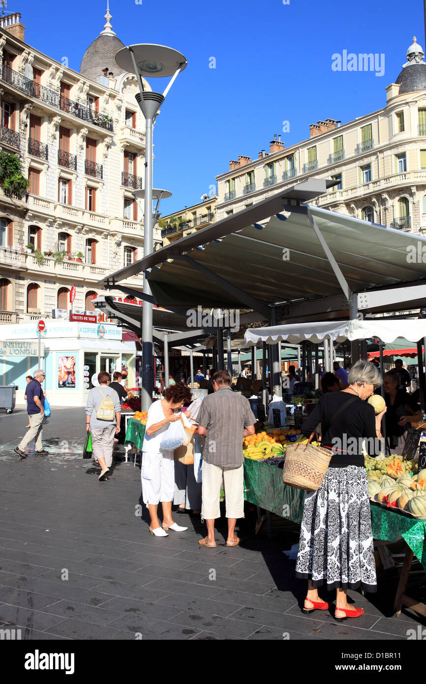 Le populaire marché de la libération à Nice Ville Banque D'Images
