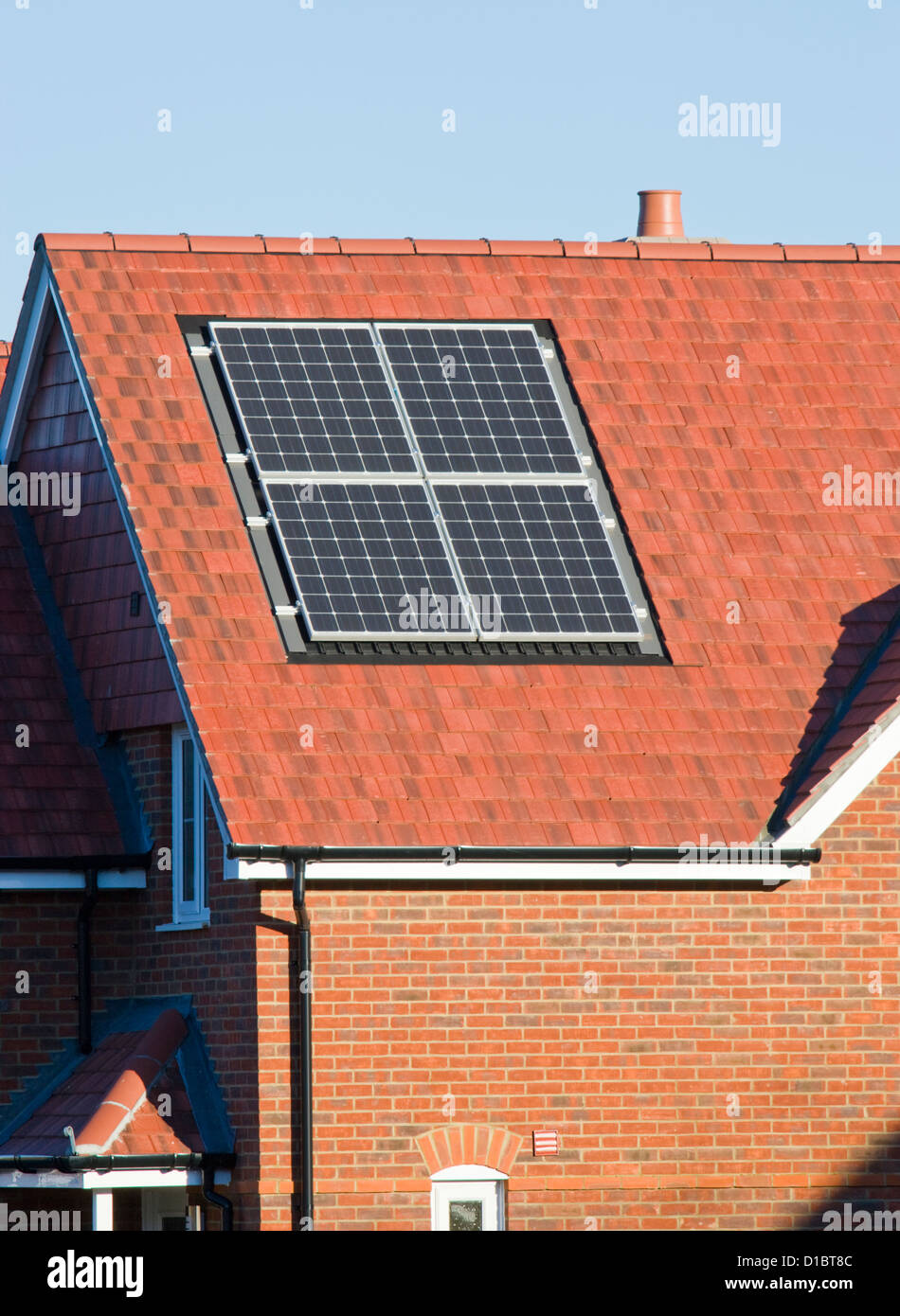 Panneau solaire sur toit de maison. Banque D'Images