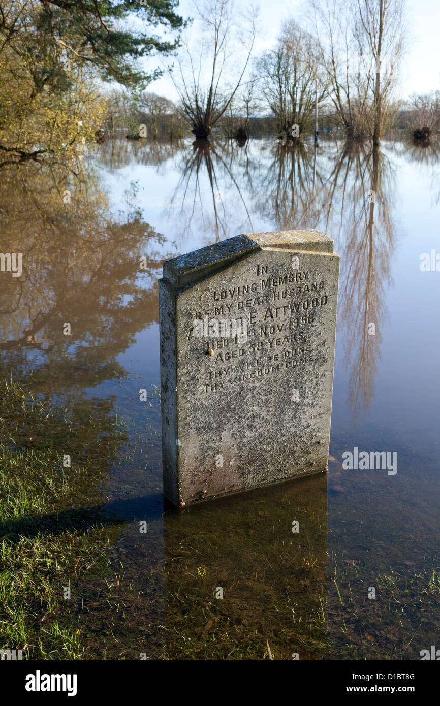 Les inondations par la rivière Severn - 29/11/2012- une tombe dans le cimetière sous les eaux de crue à Chaceley, Gloucestershire, Royaume-Uni Banque D'Images