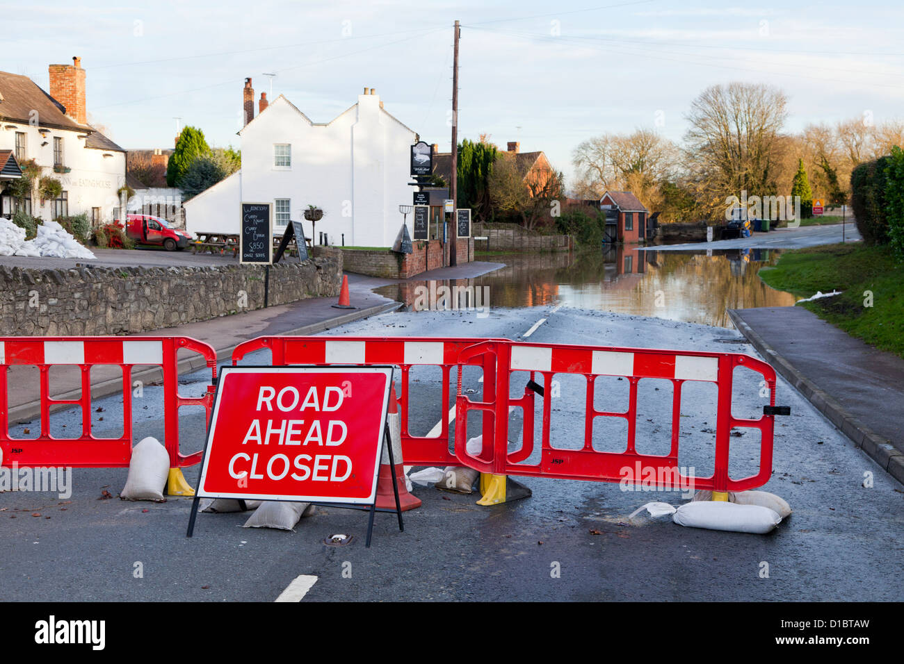 Les inondations par la rivière Severn - 29 novembre 2012 - l'A417 route fermée par les eaux de crue à Maisemore, Gloucestershire, Royaume-Uni Banque D'Images