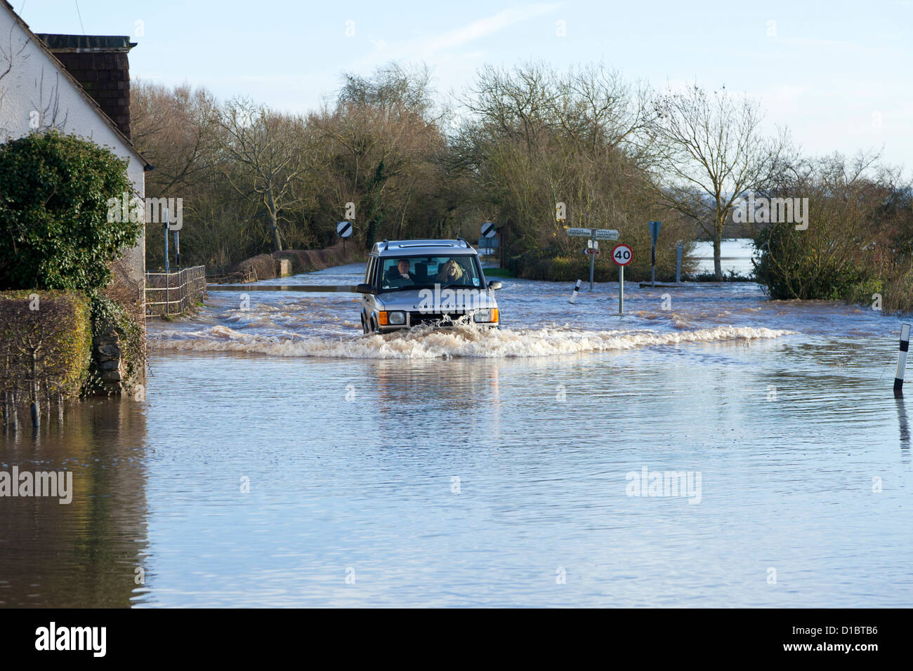 Les inondations par la rivière Severn - 29 novembre 2012 - Un Land Rover de conduire sur une route inondée à Tirley, Gloucestershire, Royaume-Uni Banque D'Images