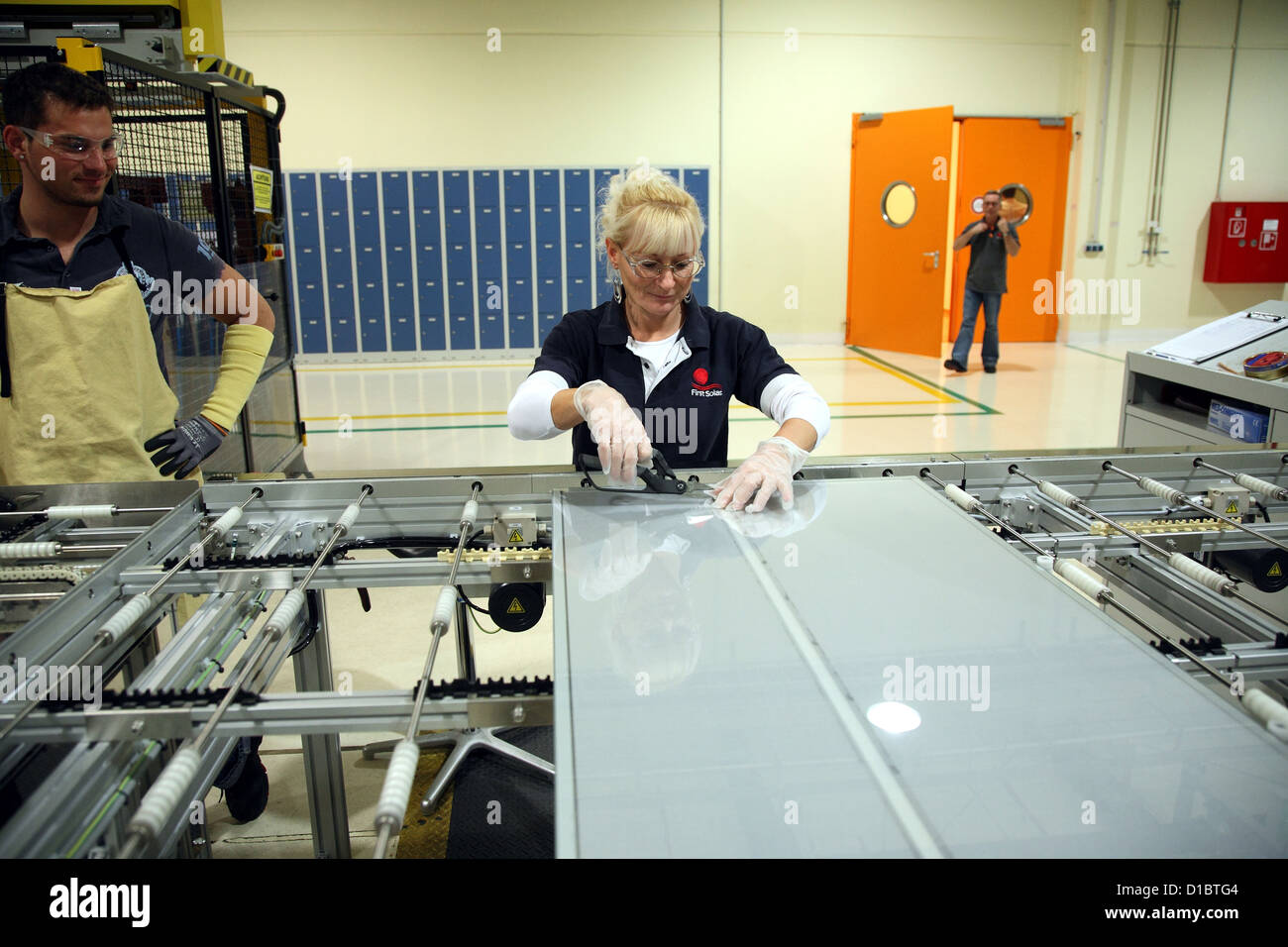 Francfort (Oder), Allemagne, un travailleur de la production de First Solar Banque D'Images