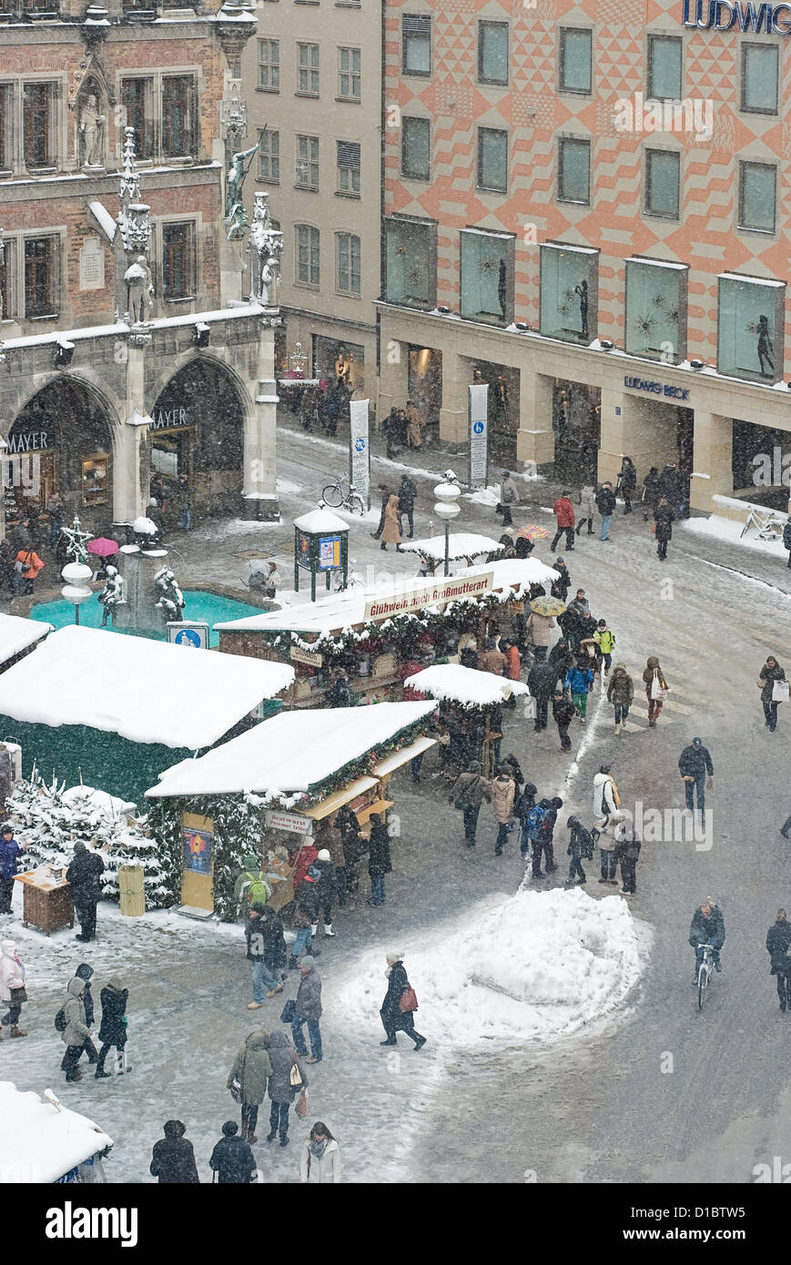 La foule des consommateurs dans le marché de Noël à Munich Banque D'Images