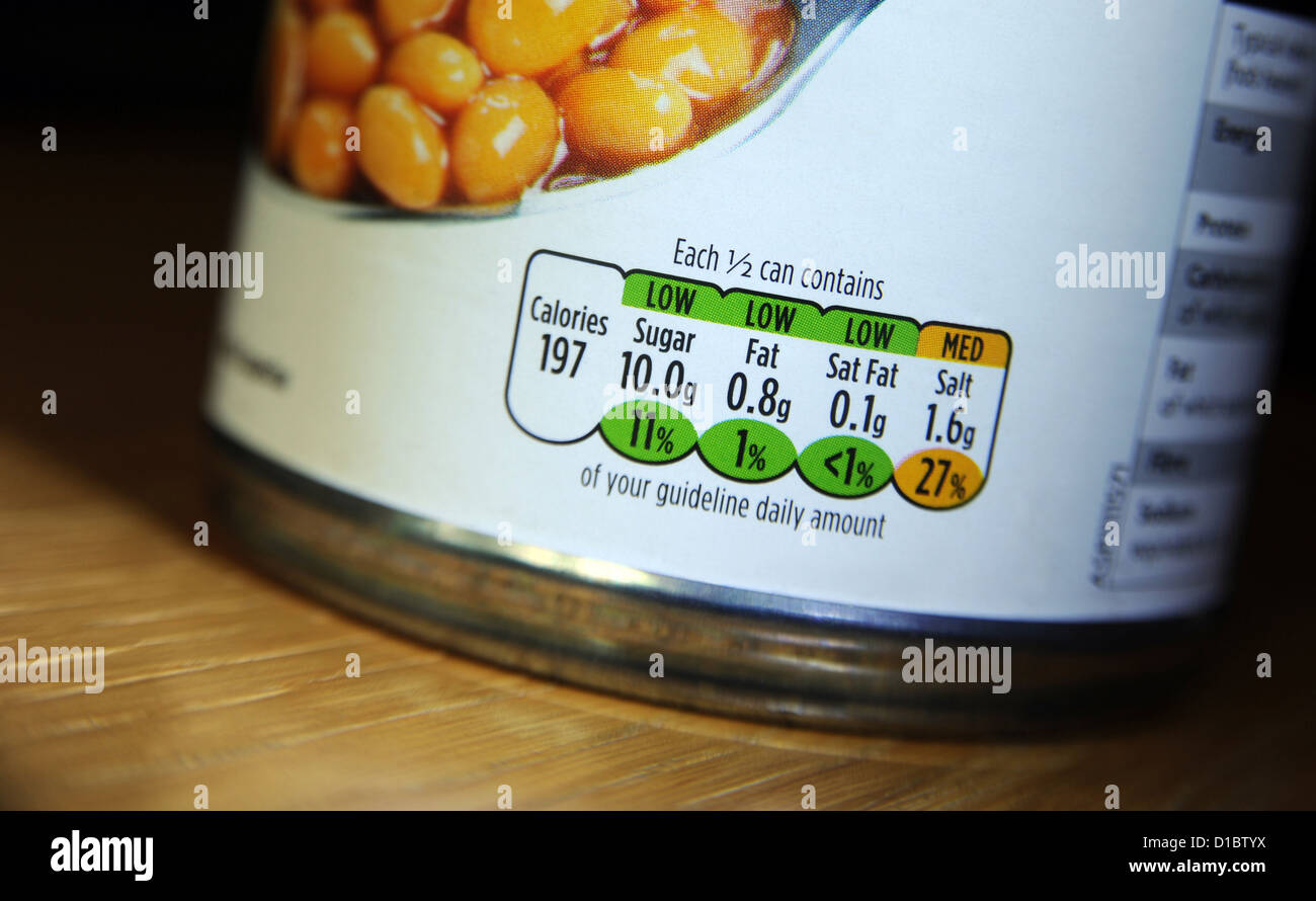 Les aliments peuvent étiquette indiquant l'orientation des quantités quotidiennes D'ALIMENTS GRAS SEL SUCRE CALORIES RE LES PERSONNES EN SURPOIDS OBÉSITÉ RÉGIME SANTÉ UK Banque D'Images