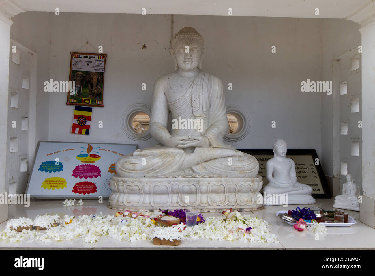 Statues de Bouddha en Dhyana Mudra (méditation) à Ruvanvalisaya, Anuradhapura, Sri Lanka Banque D'Images