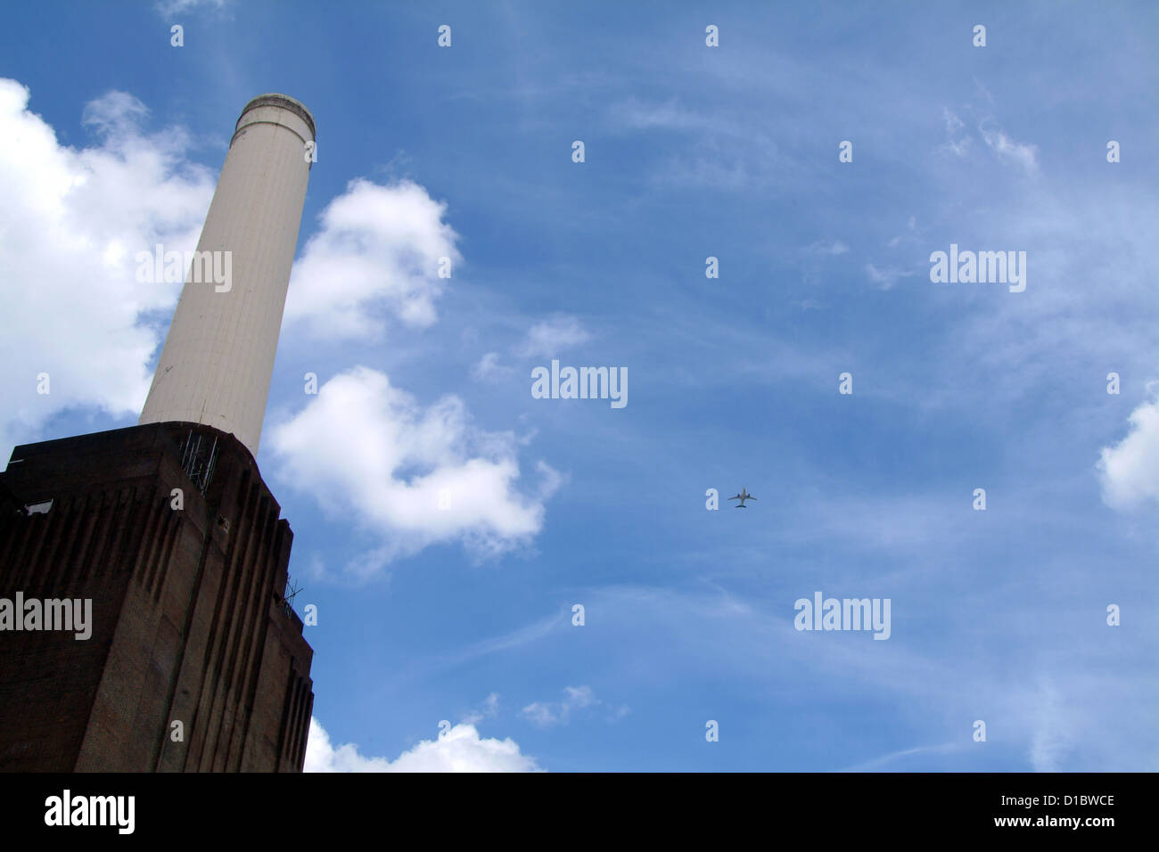En regardant l'une des cheminées de la centrale électrique de Battersea avant le développement, tourné en 2008. Banque D'Images