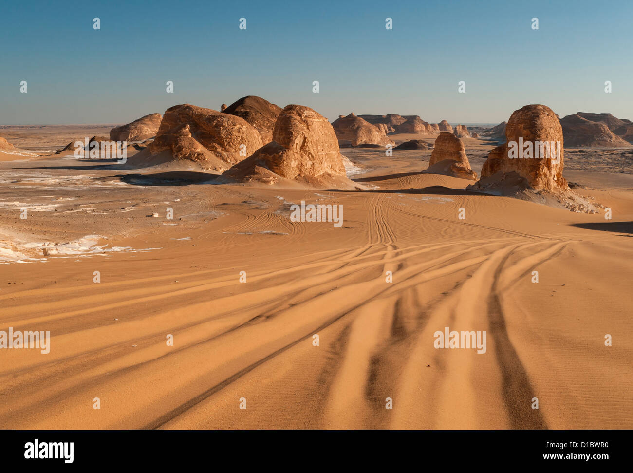 4x4 voies dans le sable, El Akabat (Agabat) Rock Formations, Jamahiriya (Ouest), l'Egypte du désert Banque D'Images