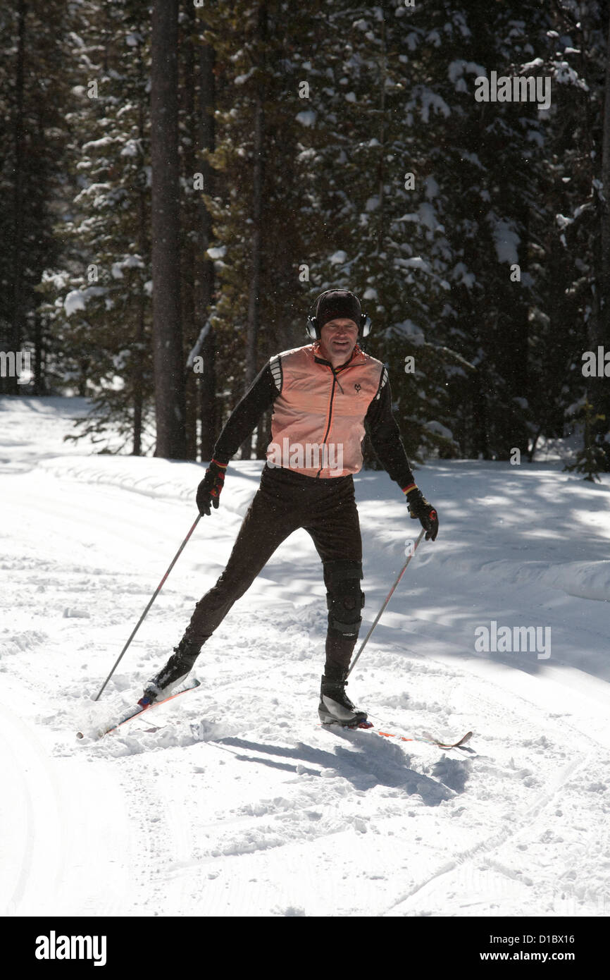 Skieur effectue un zoom avant sur un skate piste de ski avec la neige qui tombe autour de lui comme il va. Banque D'Images