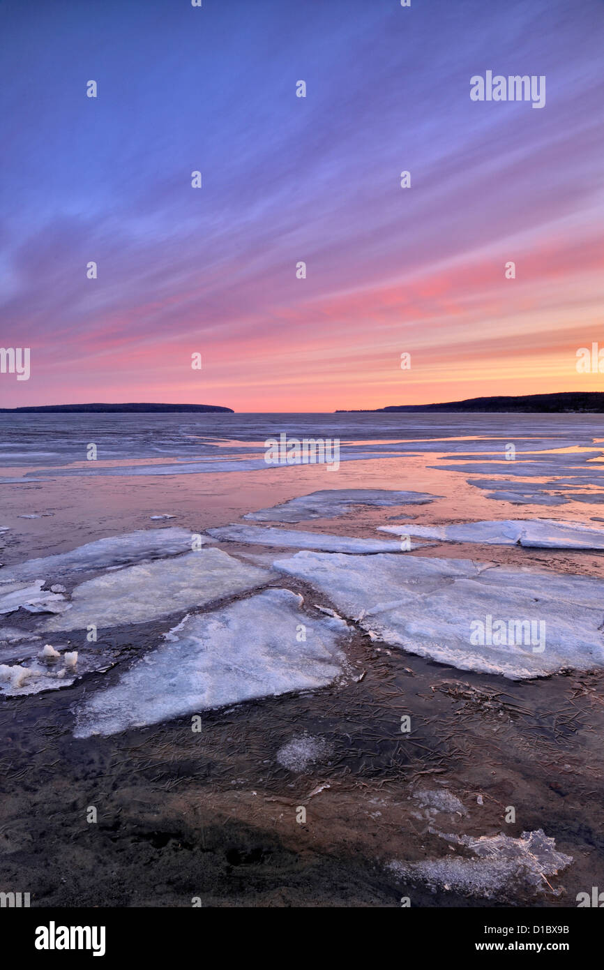 Munising Bay sur le lac Supérieur, à l'aube, Munising, Michigan, USA Banque D'Images