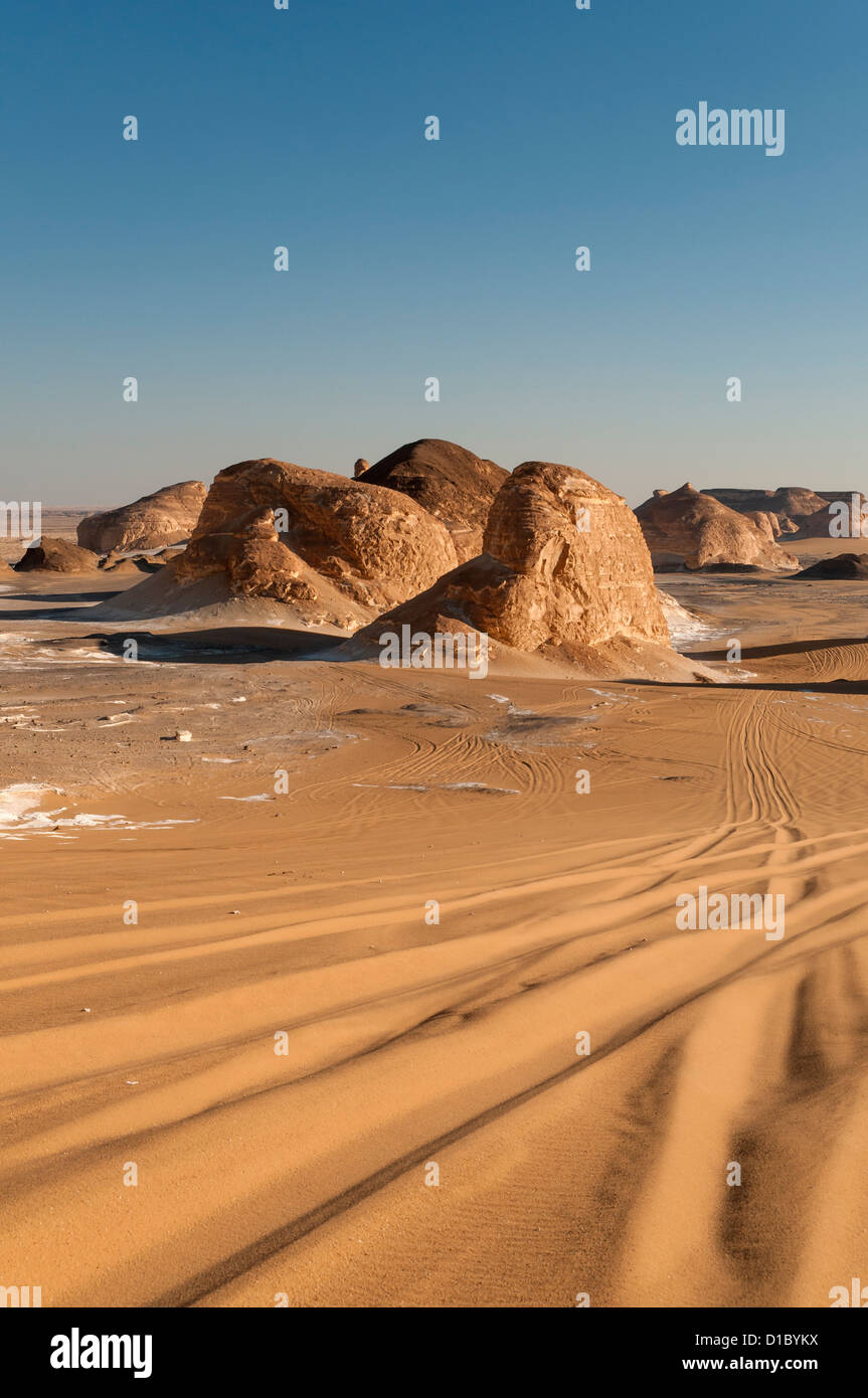 4x4 voies dans le sable, El Akabat (Agabat) Rock Formations, Jamahiriya (Ouest), l'Egypte du désert Banque D'Images